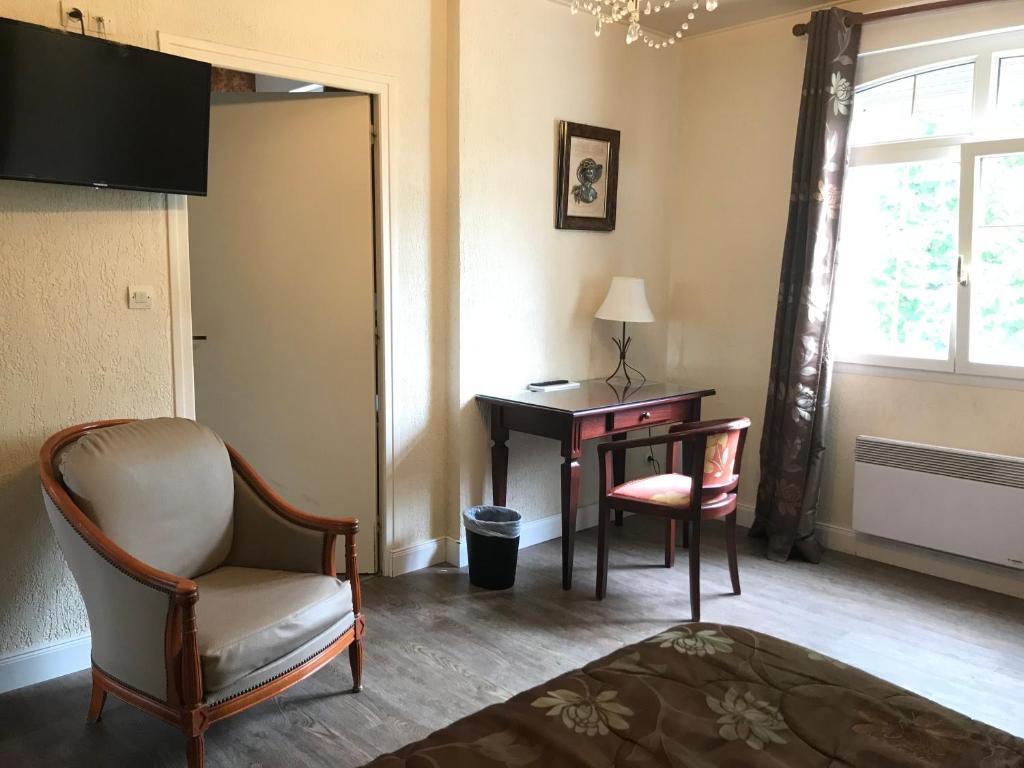TV a/nebo společenská místnost v ubytování Logis Hôtel & Restaurant - Le Château Des Tourelles 3 étoiles
