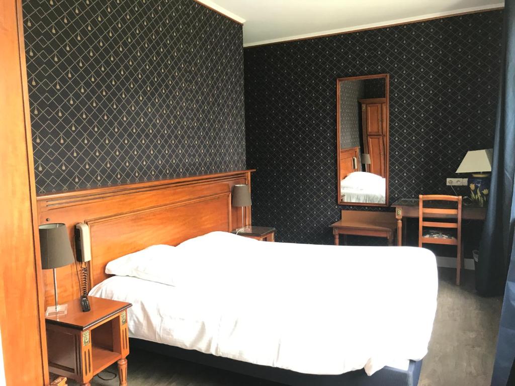 Postel nebo postele na pokoji v ubytování Logis Hôtel & Restaurant - Le Château Des Tourelles 3 étoiles