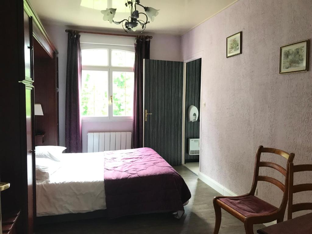 Postel nebo postele na pokoji v ubytování Logis Hôtel & Restaurant - Le Château Des Tourelles 3 étoiles