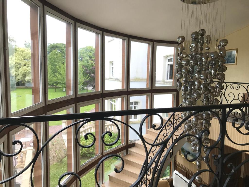 Balkón nebo terasa v ubytování Logis Hôtel & Restaurant - Le Château Des Tourelles 3 étoiles