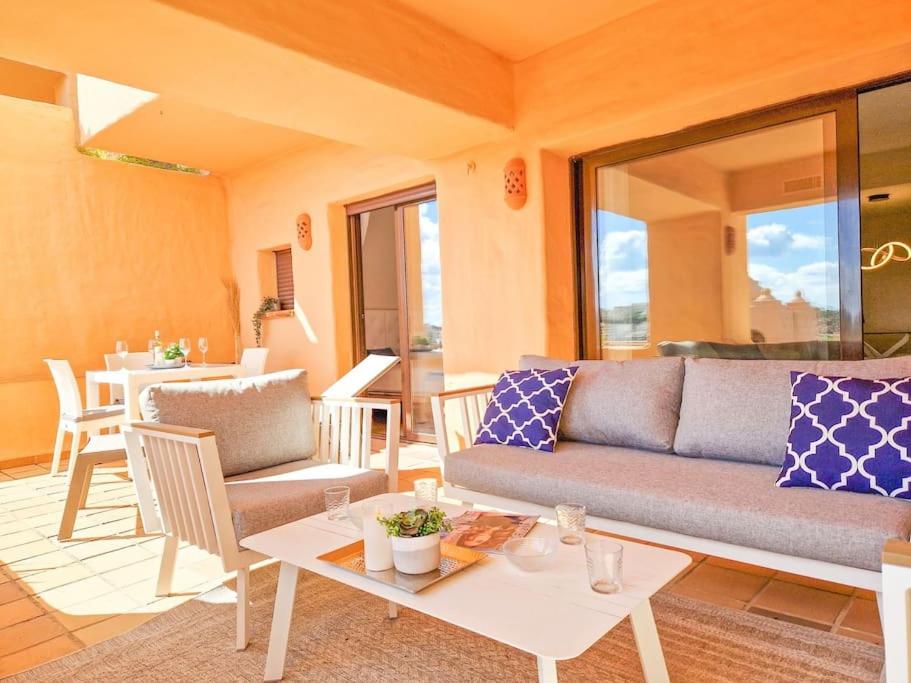 Posezení v ubytování Apartment in Coto Real Duquesa - sea view & pools