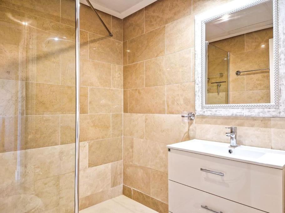 Koupelna v ubytování Apartment in Coto Real Duquesa - sea view & pools