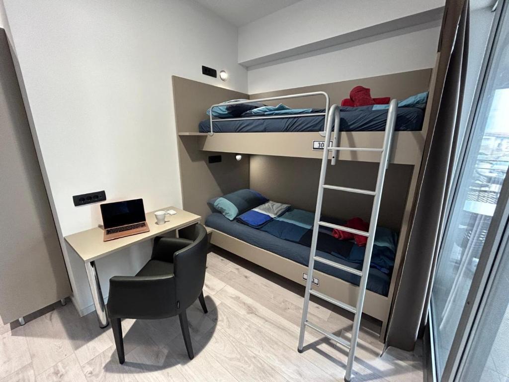 Palanda nebo palandy na pokoji v ubytování Hostelum