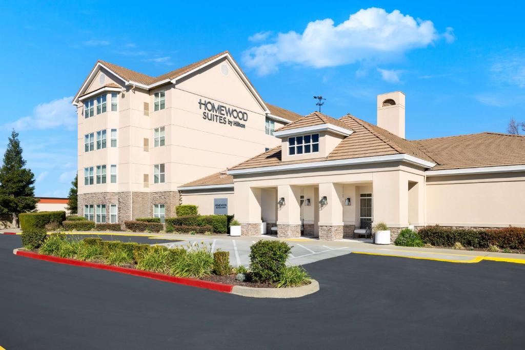 una vista frontal de un hotel con aparcamiento en Homewood Suites by Hilton Sacramento/Roseville, en Roseville