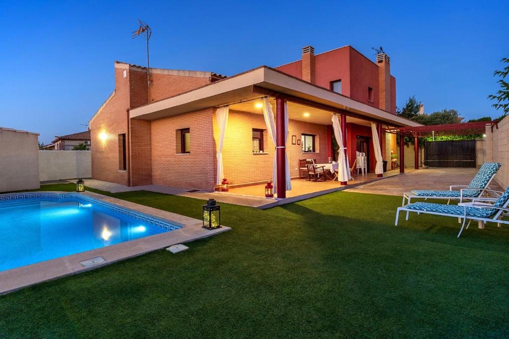 une arrière-cour avec une piscine et une maison dans l'établissement Casa Miragredos, a solo 5 min de Puy du Fou y Toledo, à Cobisa