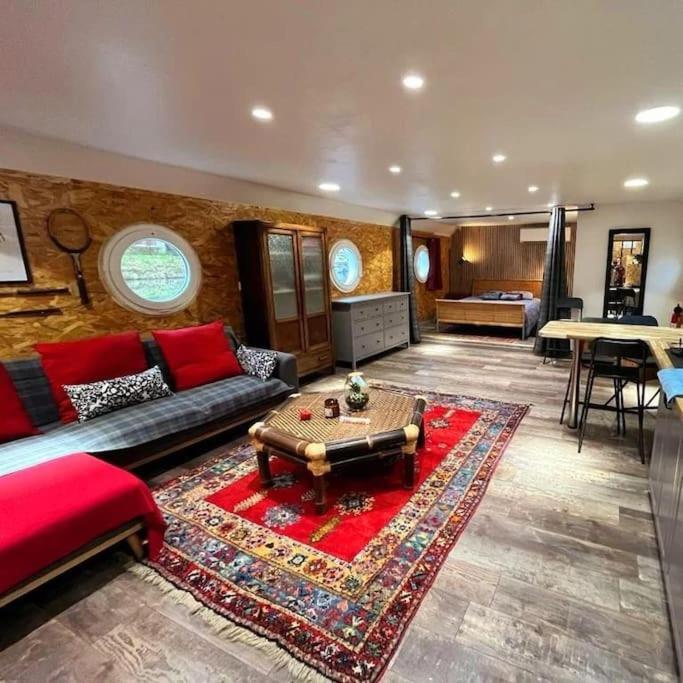 un salon avec un canapé et une table dans l'établissement Magnifique Péniche cosy et spacieuse à Toulouse, à Toulouse