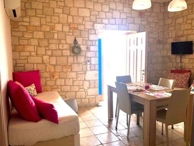 TV a/nebo společenská místnost v ubytování Deep Blue Villas