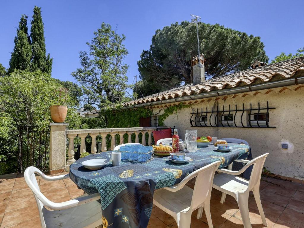 Una mesa y sillas en un patio. en Apartment Lou Jas by Interhome, en Saint-Cyr-sur-Mer