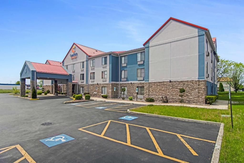 a building with a parking lot in front of it at Comfort Suites near I-80 and I-94 in Lansing