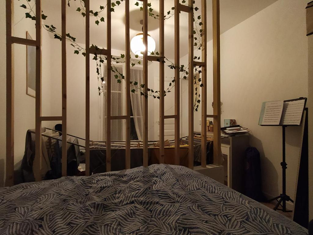une chambre avec une porte fleurie dans l'établissement Cosy apartment in Paris, à Paris
