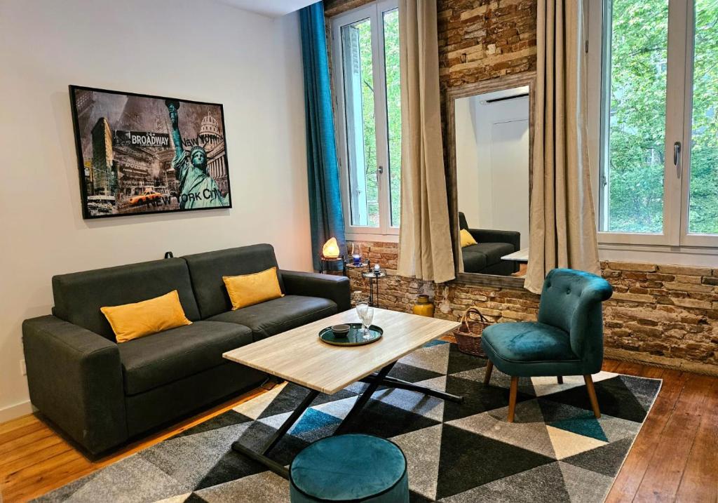 un salon avec un canapé et une table dans l'établissement Luxine 2 - Appartement 4 pers - Proximité Gare Matabiau, à Toulouse