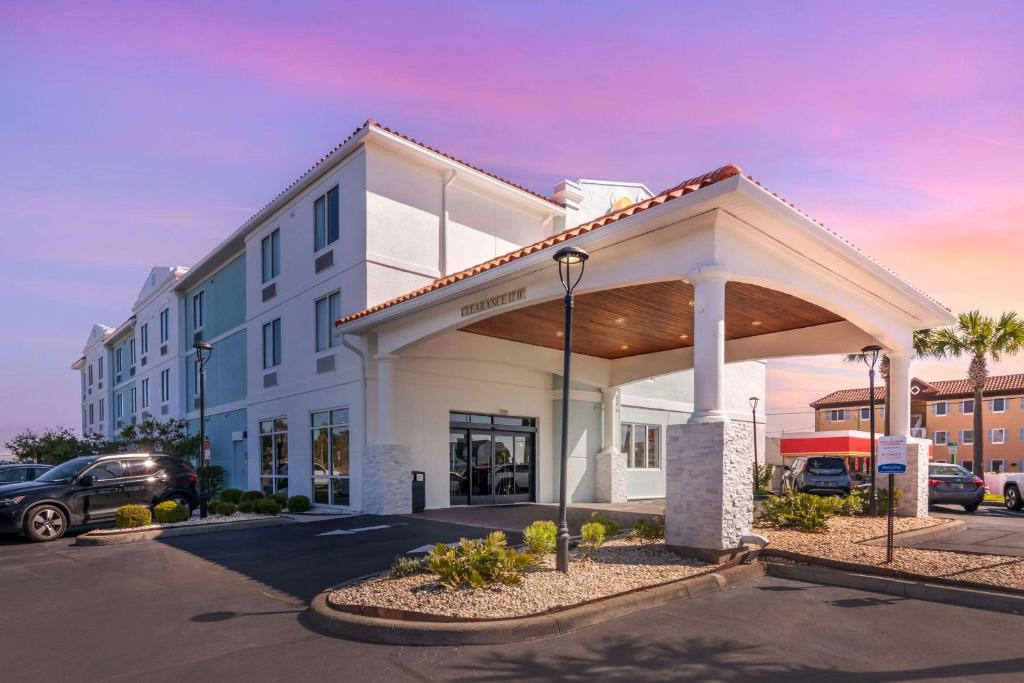 un gran edificio blanco con aparcamiento en Surf and Sand Fernandina Beach at Amelia Island, an Ascend Collection Hotel, en Fernandina Beach