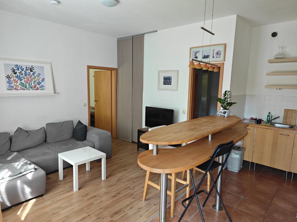 uma sala de estar com um sofá e uma mesa em FeWo Kronsberg em Eldingen