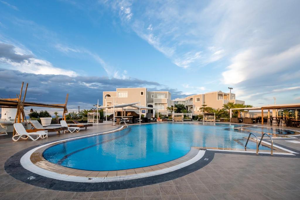 Bazén v ubytování Smy Santorini Suites & Villas nebo v jeho okolí