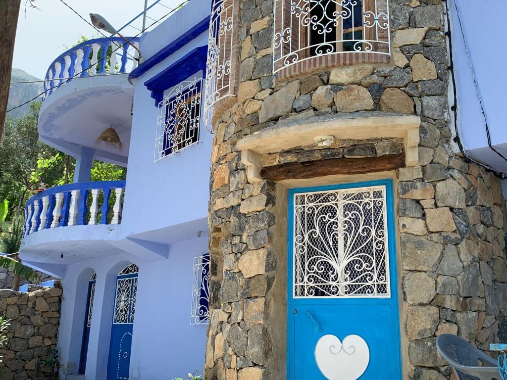 Una puerta azul en un edificio con balcón en Blue House Town, en Chefchaouen