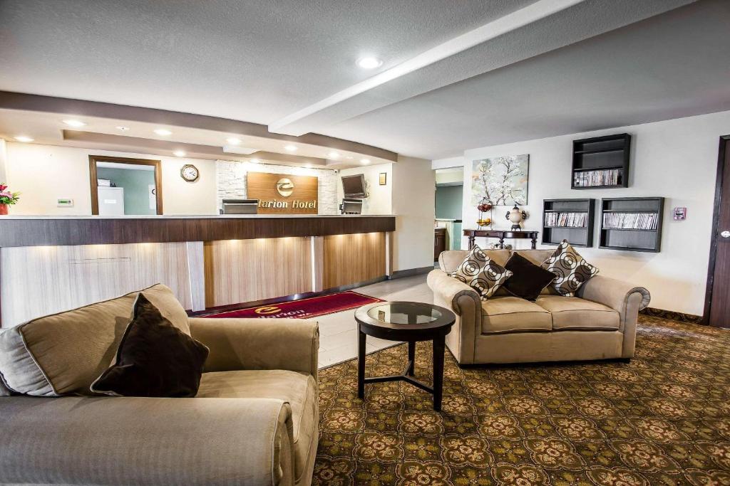 ein Wohnzimmer mit 2 Sofas und einem Tisch in der Unterkunft Clarion Inn Renton-Seattle in Renton