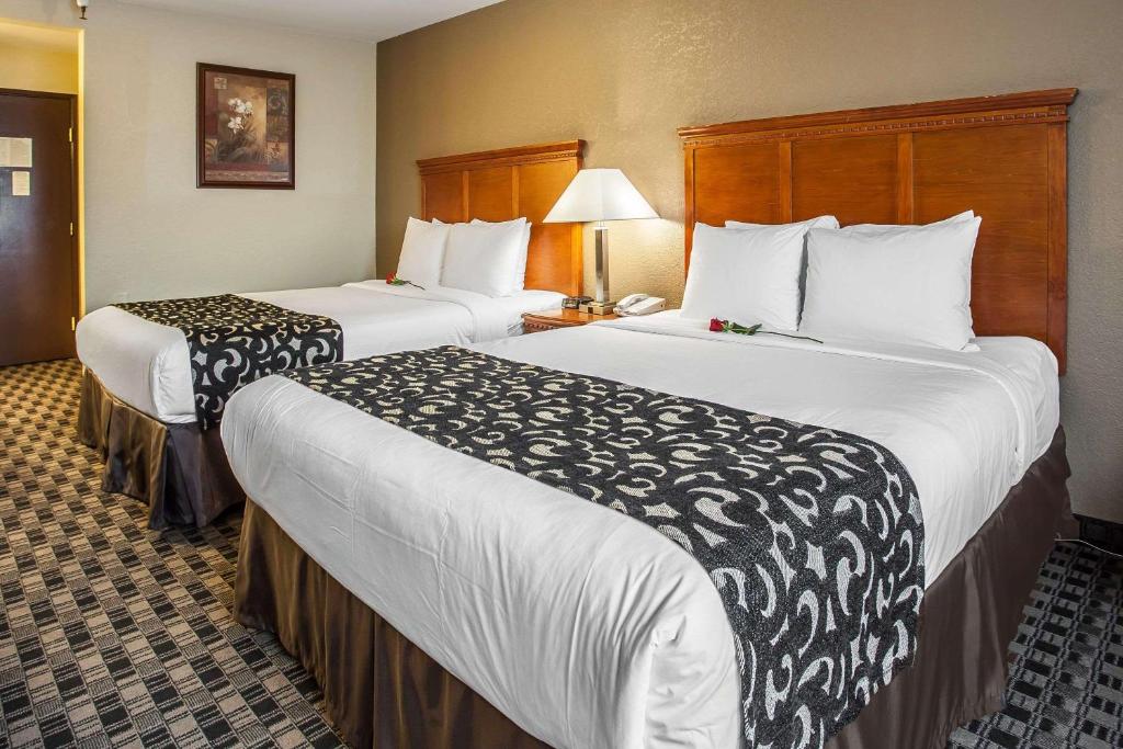 Postel nebo postele na pokoji v ubytování Clarion Inn Renton-Seattle