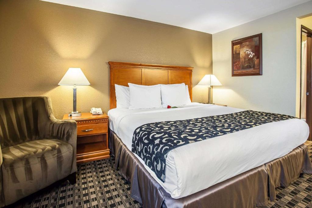 Postel nebo postele na pokoji v ubytování Clarion Inn Renton-Seattle