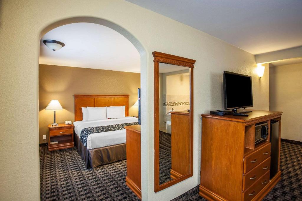 Postel nebo postele na pokoji v ubytování Clarion Inn Renton-Seattle