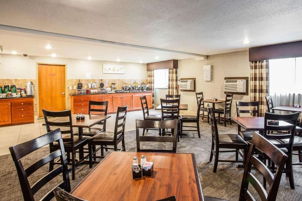 Posezení v ubytování Clarion Inn Renton-Seattle
