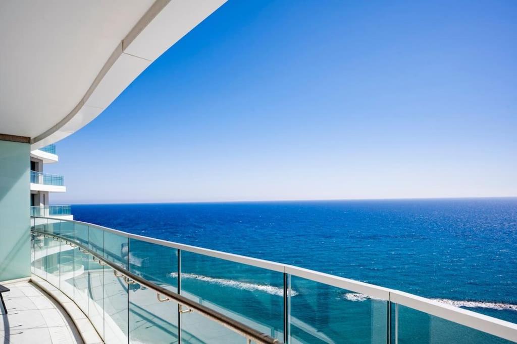 リマソールにあるDel Mar Beachfront 3 Bedroom 'A' Residenceの建物のバルコニーから海の景色を望めます。