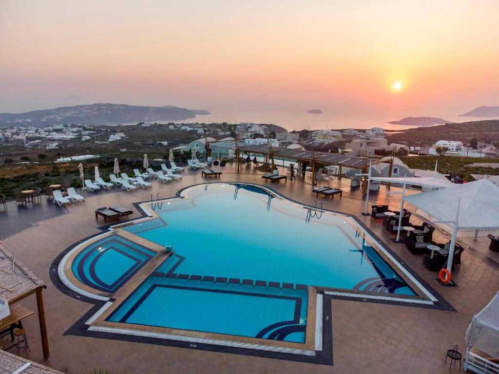 Bazén v ubytovaní Orizontes Hotel Santorini alebo v jeho blízkosti