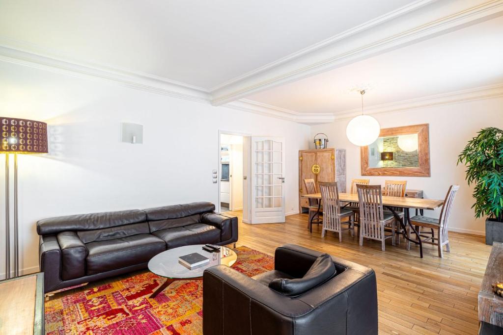 un salon avec un canapé et une table dans l'établissement GuestReady - Modern Delight near Attractions, à Paris