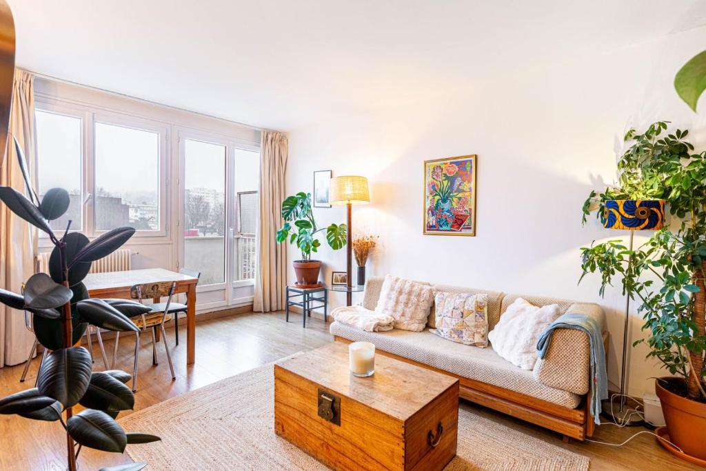 un salon avec un canapé et une table dans l'établissement GuestReady - Élégance Lumineuse Près de Paris, à Le Pré-Saint-Gervais