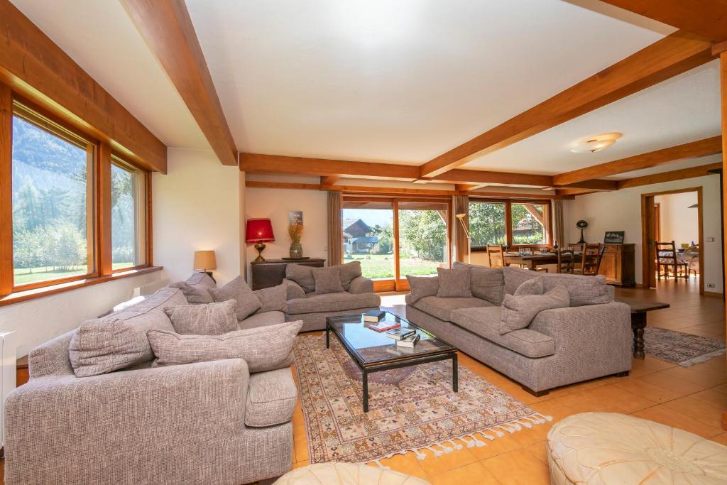 Sala de estar con 2 sofás y mesa en Chalet du Golf 618 - Happy Rentals, en Chamonix-Mont-Blanc