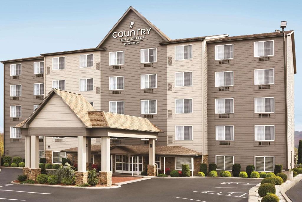 budynek hotelowy z altaną na parkingu w obiekcie Country Inn & Suites by Radisson, Wytheville, VA w mieście Wytheville