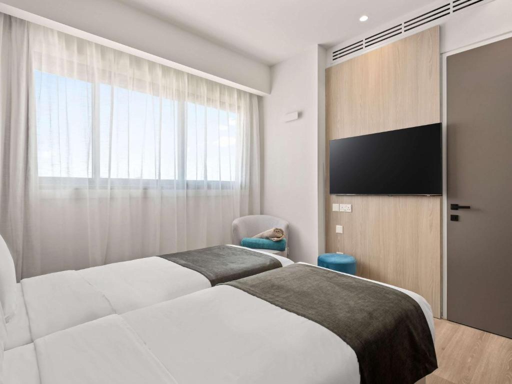 Postel nebo postele na pokoji v ubytování Mercure Larnaca City