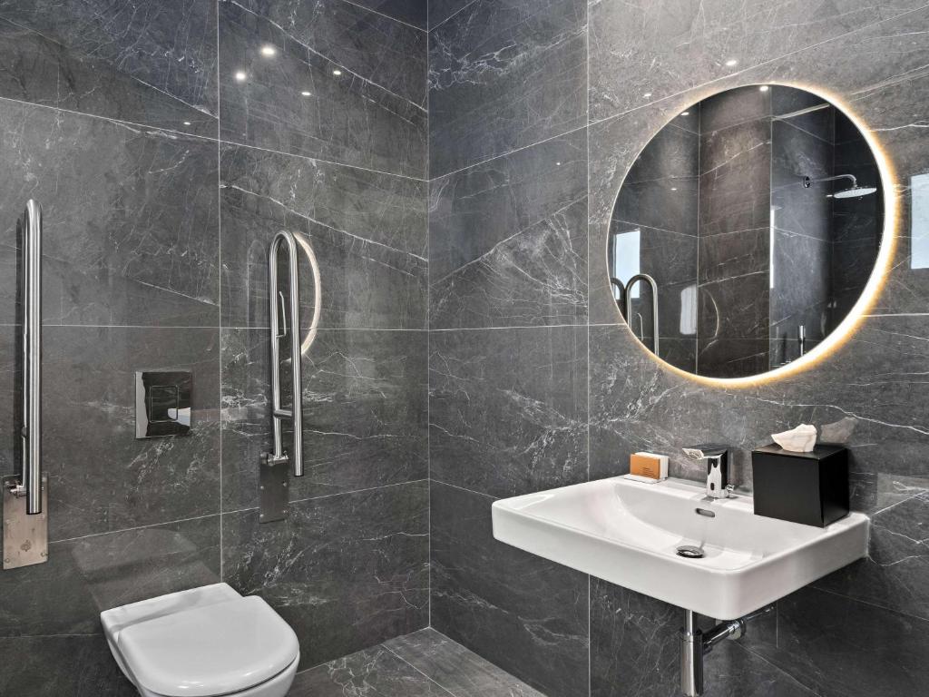 Koupelna v ubytování Mercure Larnaca City