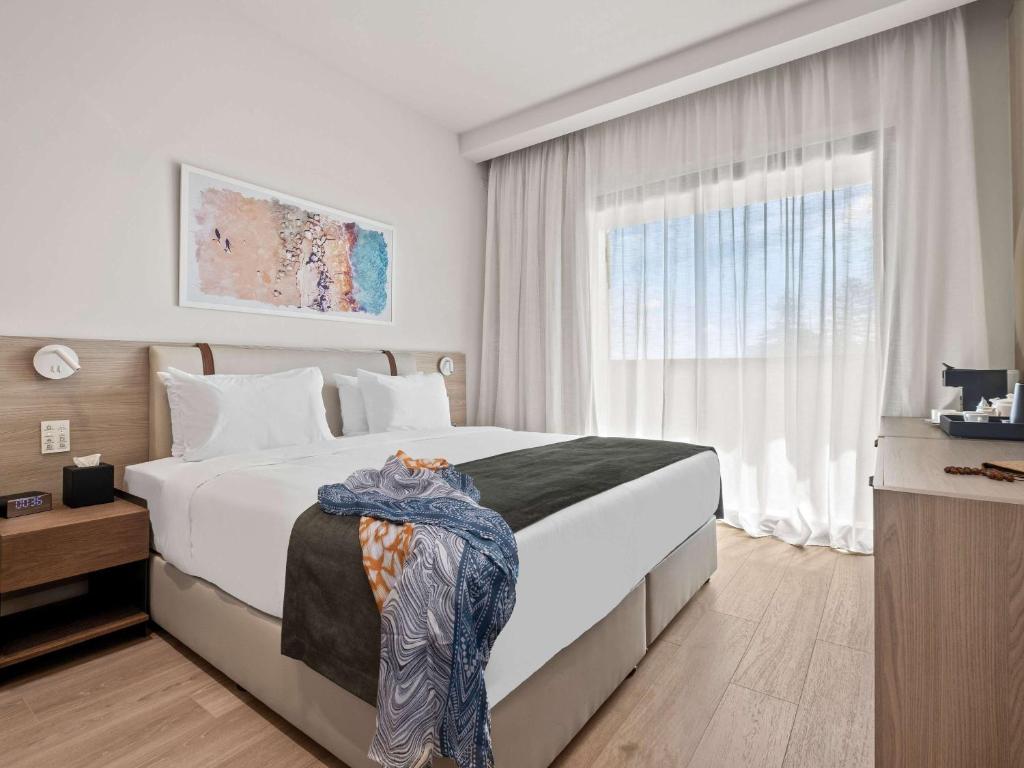 Postel nebo postele na pokoji v ubytování Mercure Larnaca City