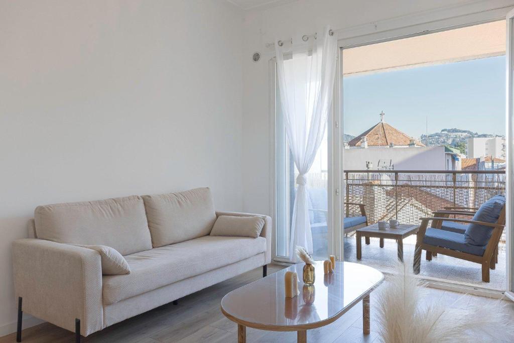 Гостиная зона в GuestReady - Sophisticated Comfort with a Balcony