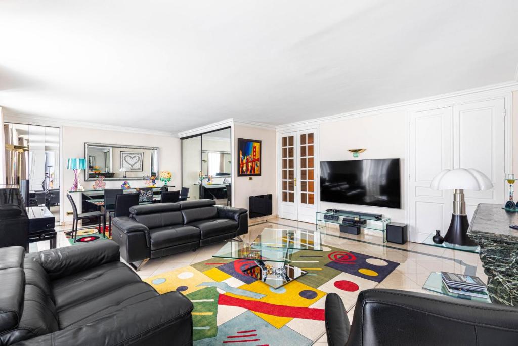 un salon avec un canapé et une télévision dans l'établissement GuestReady - A Slice of Parisian Paradise, à Paris