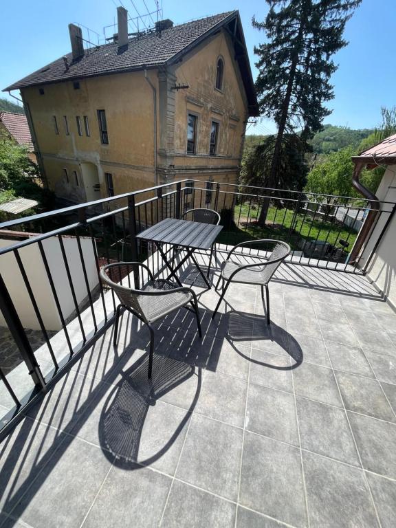 Balkón nebo terasa v ubytování Bunkr Karlštejn