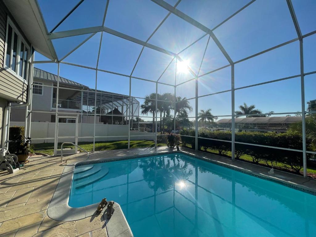 Πισίνα στο ή κοντά στο Bonita Beach Waterfront Paradise