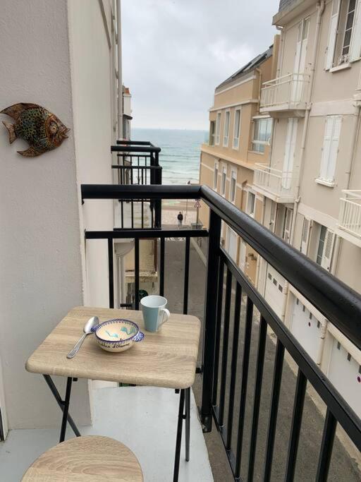 d'une petite table sur un balcon avec vue sur l'océan. dans l'établissement Idéalement situé, duplex de grande qualité, à Les Sables-dʼOlonne