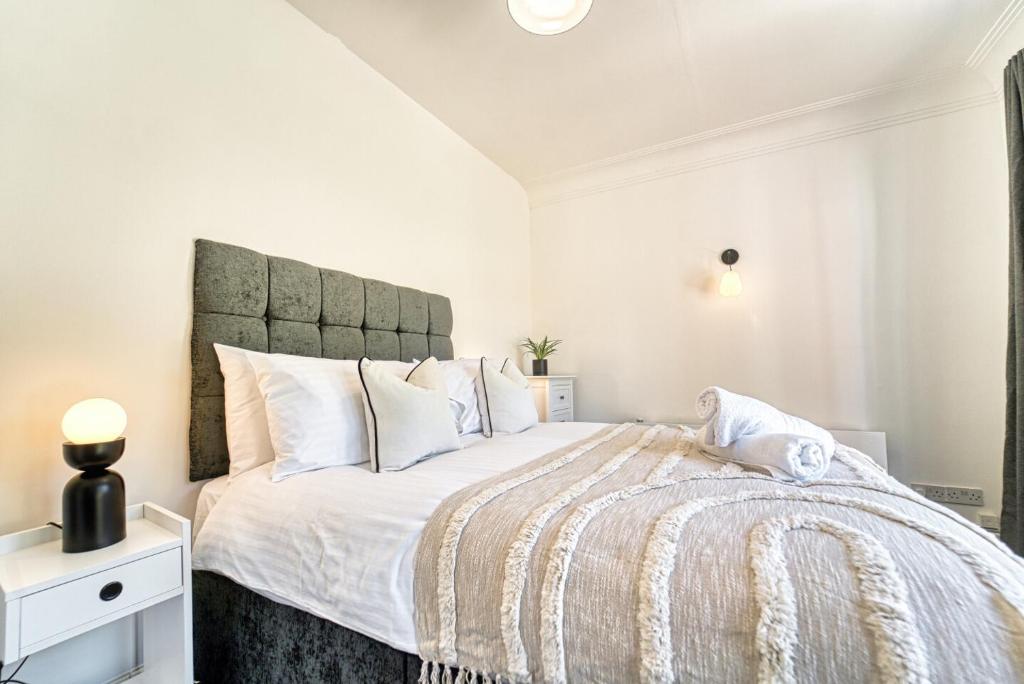 biała sypialnia z dużym łóżkiem z białymi poduszkami w obiekcie Guest Homes - Chester House Retreat w mieście Kidderminster