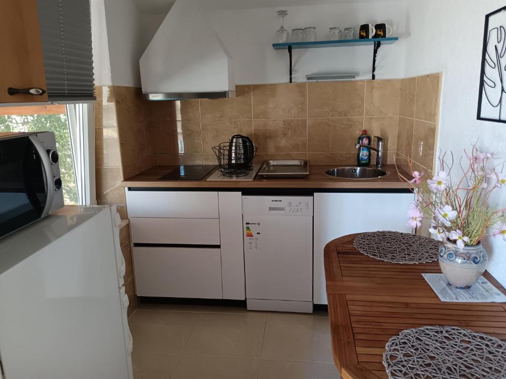 Kuchyň nebo kuchyňský kout v ubytování Apartments Moreta