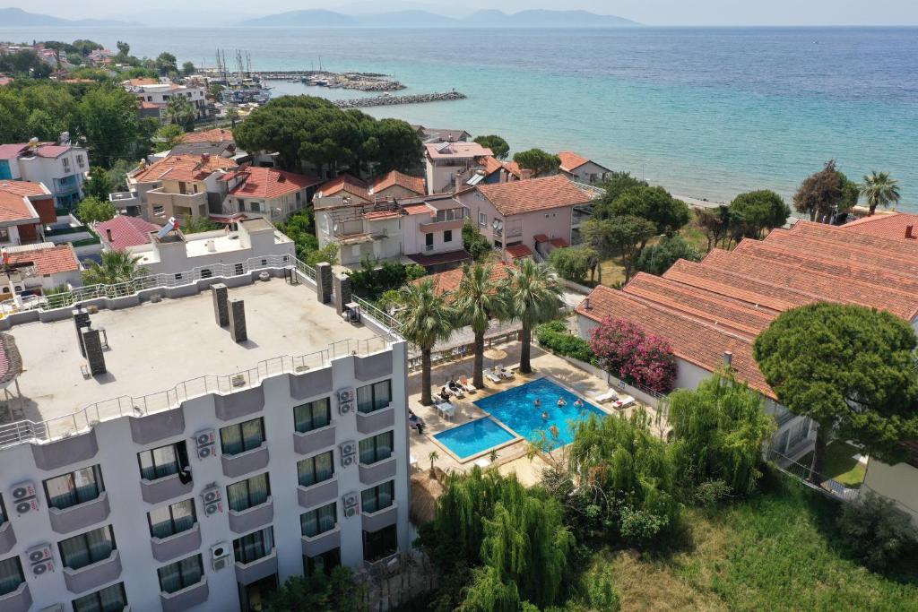 Luftblick auf ein Gebäude und das Meer in der Unterkunft Medos Hotel in Kusadası