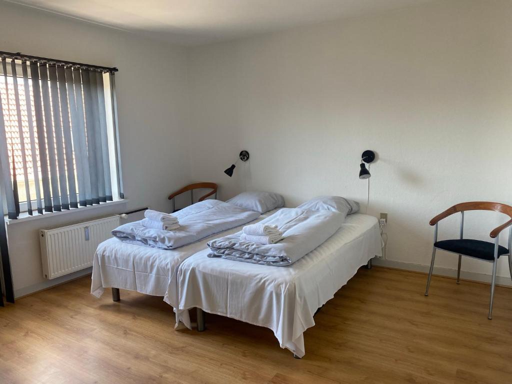 Postel nebo postele na pokoji v ubytování Hvide Sande Hotel