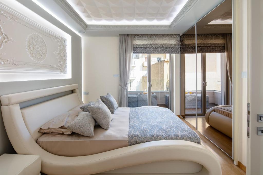 Postel nebo postele na pokoji v ubytování De President Suite, DeMaNi President Suites