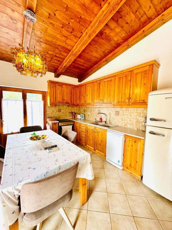 Kuchyň nebo kuchyňský kout v ubytování Deep Blue Villas