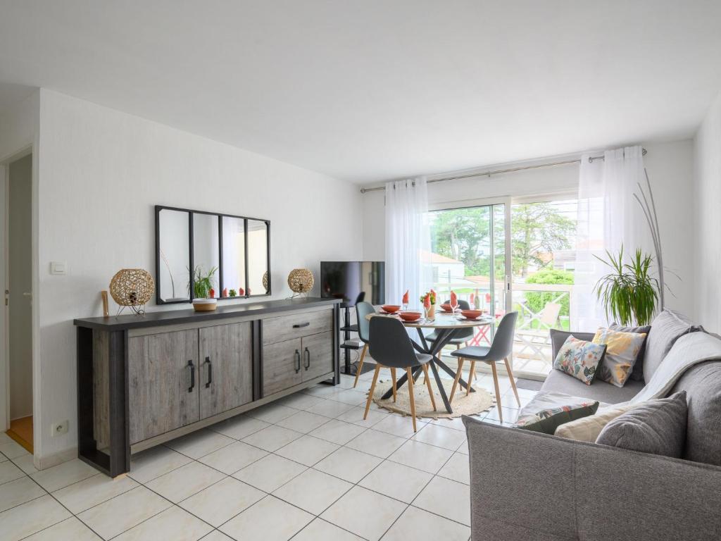 un salon avec un canapé et une table dans l'établissement Apartment Bosquets 2 pièces balcon by Interhome, à Les Sables-dʼOlonne