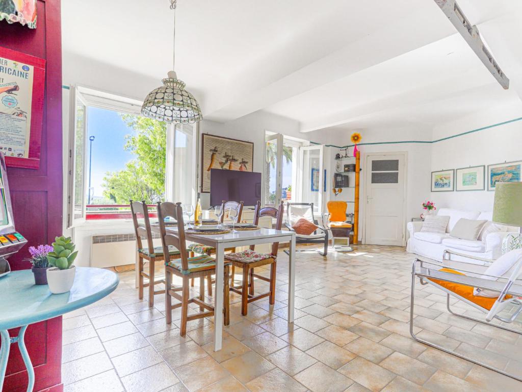 un salon avec une table et des chaises dans l'établissement Apartment Le Palais Foch by Interhome, à Villefranche-sur-Mer
