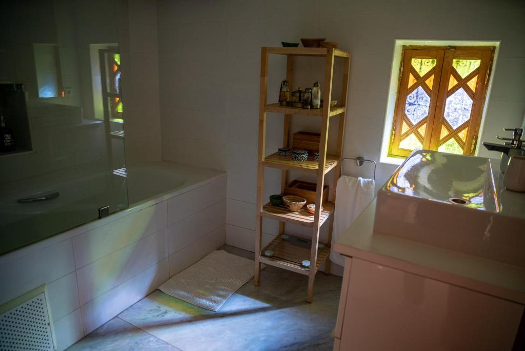 baño con lavabo y ventana en Lalla Ghayta, en Chefchaouen