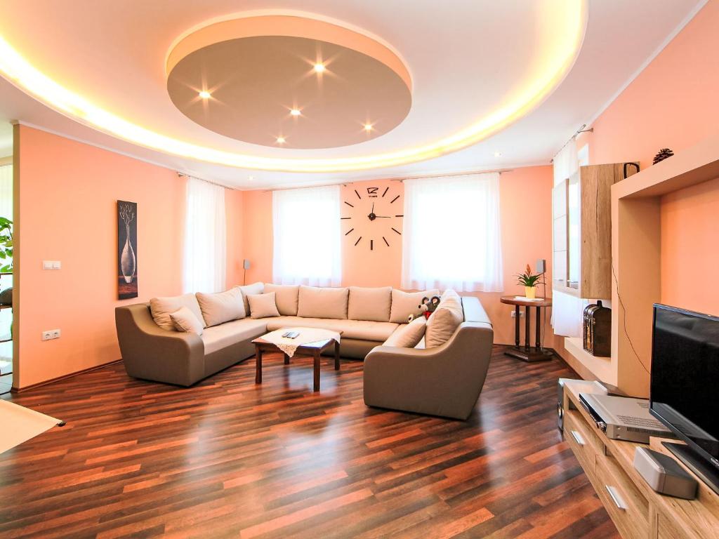 Televízia a/alebo spoločenská miestnosť v ubytovaní Apartment Beige by Interhome