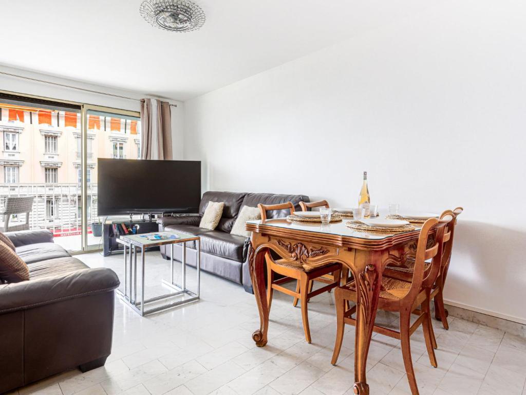 un salon avec une table et un canapé dans l'établissement Apartment Le Carina by Interhome, à Nice