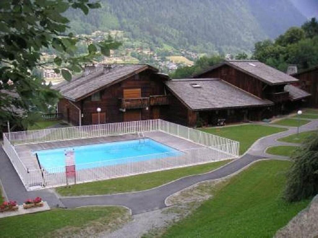 une maison avec une piscine devant dans l'établissement Perle des Alpes, à Saint-Gervais-les-Bains